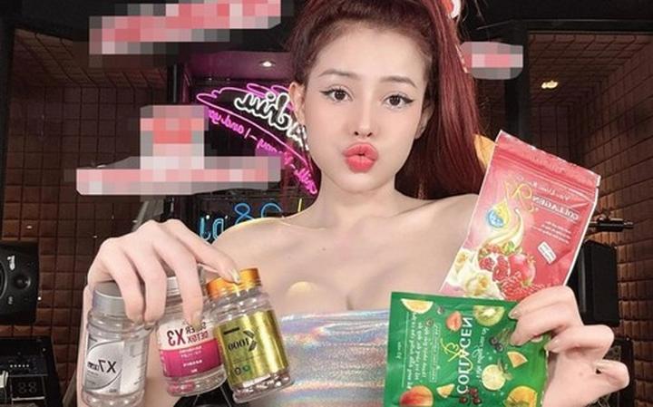 1. Áo hai dây bản mảnh: Áo hai dây bản mảnh tuy nhiên là một trong những mẫu áo khó